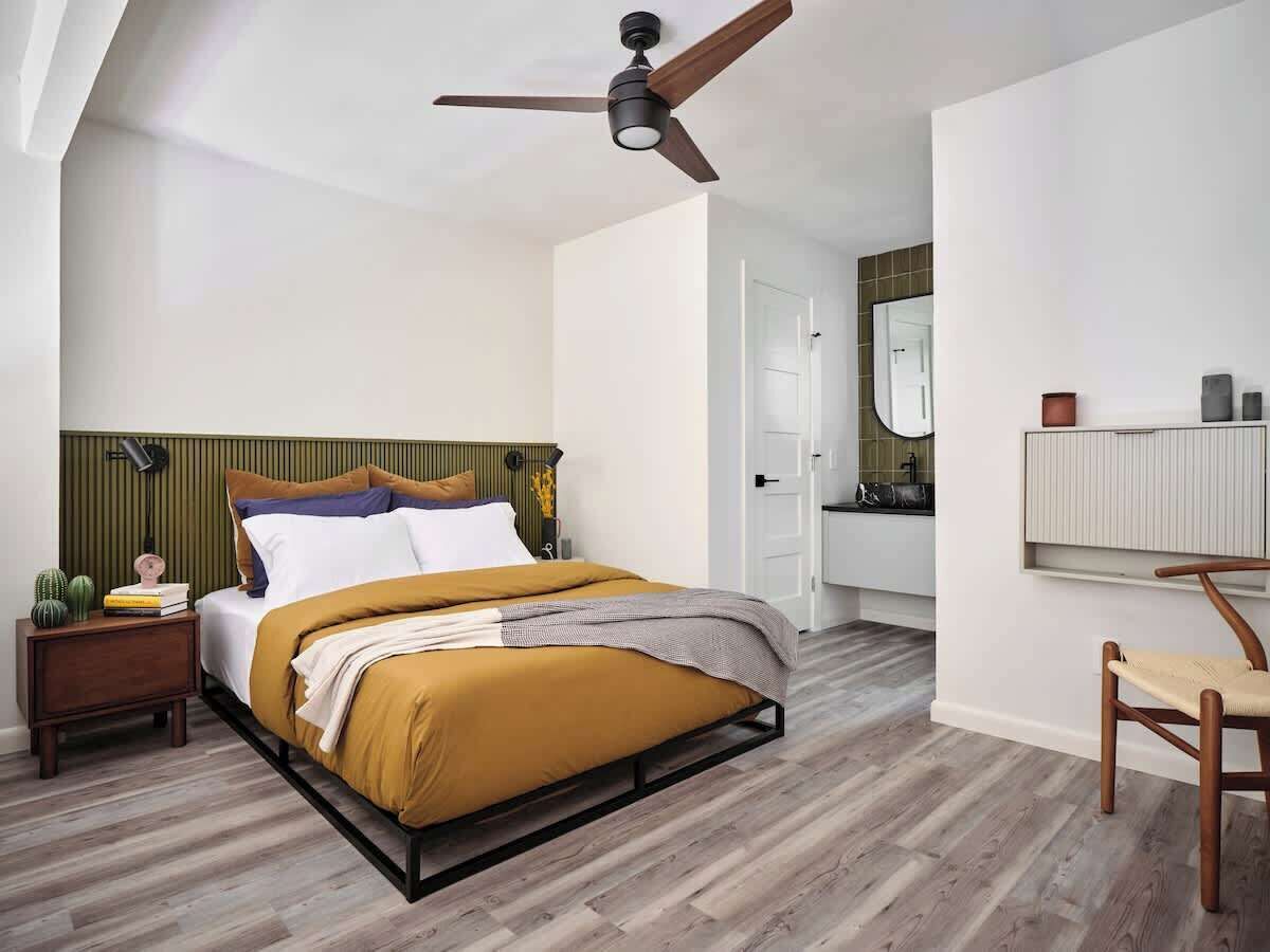 1 camera, una cassaforte in camera, una scrivania, ferro/asse da stiro