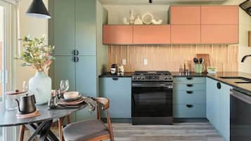 冰箱、微波炉、烤箱、炉灶