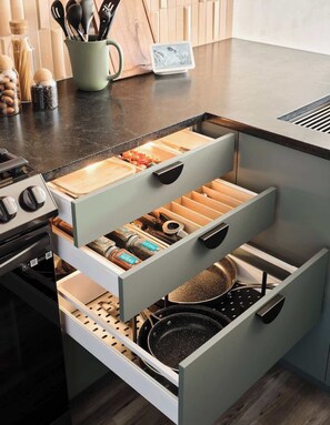 Frigorifero, microonde, forno, piano cottura