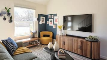 智能电视、书、办公室