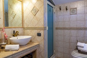 Dusche, Haartrockner, Bidet, Handtücher