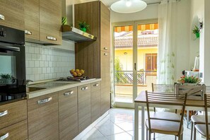 Kühlschrank, Mikrowelle, Ofen, Herdplatte