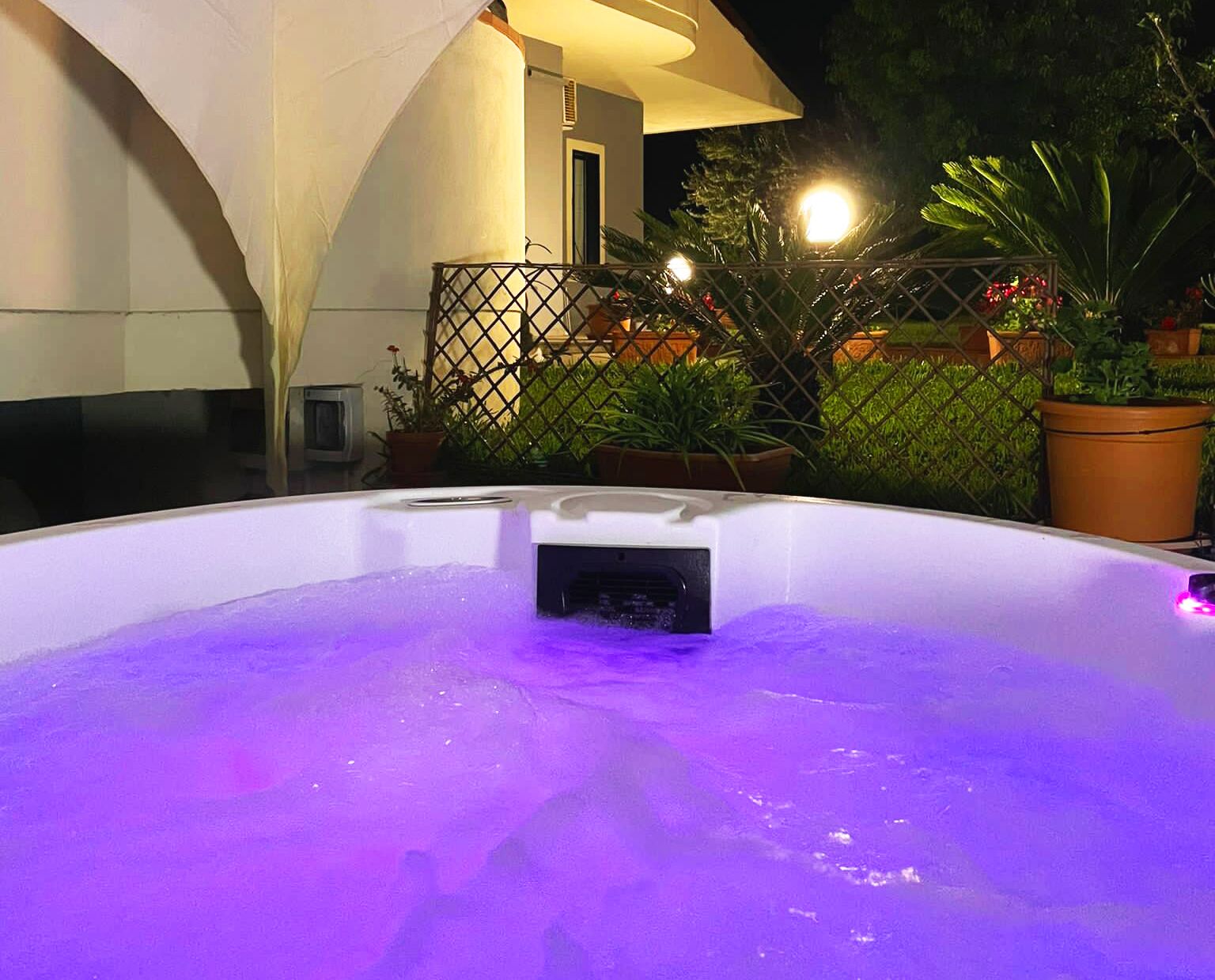 Outdoor spa tub