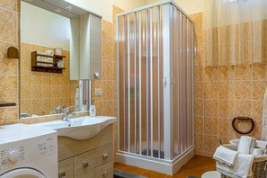 SĂšche-cheveux, bidet, serviettes fournies, savon