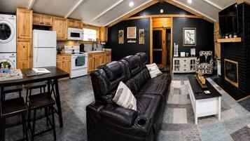 Una Smart TV, una chimenea, libros