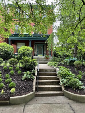 Exterior - Cherokee Charmer (Louisville)