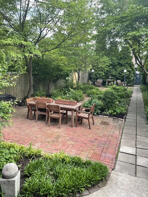 Outdoor dining - Cherokee Charmer (Louisville)