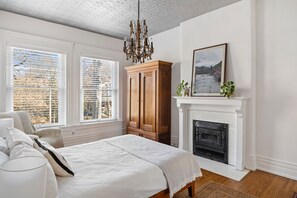 4 bedrooms, WiFi, bed sheets - Cherokee Charmer (Louisville)