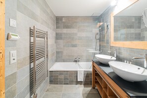 One-Bedroom Apartment with Matterhorn View and terrace | Bathroom | Separate tub and shower, free toiletries, hair dryer, bathrobes - Haus Whymper by Zermatt Premium Apartments (Zermatt)