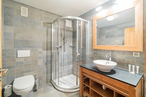 Appartement Confort | Douche de la salle de bain
