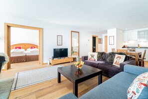 舒适公寓 | 起居区 | 108-英寸LED 电视（配备有线频道）、电视、加热地板