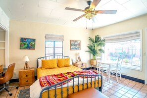 1 bedroom, desk, iron/ironing board, free WiFi - Historic Studio Guesthouse Casita 2 Blocks from the UofA - Low Summer Rates! 🏡 (Tucson)