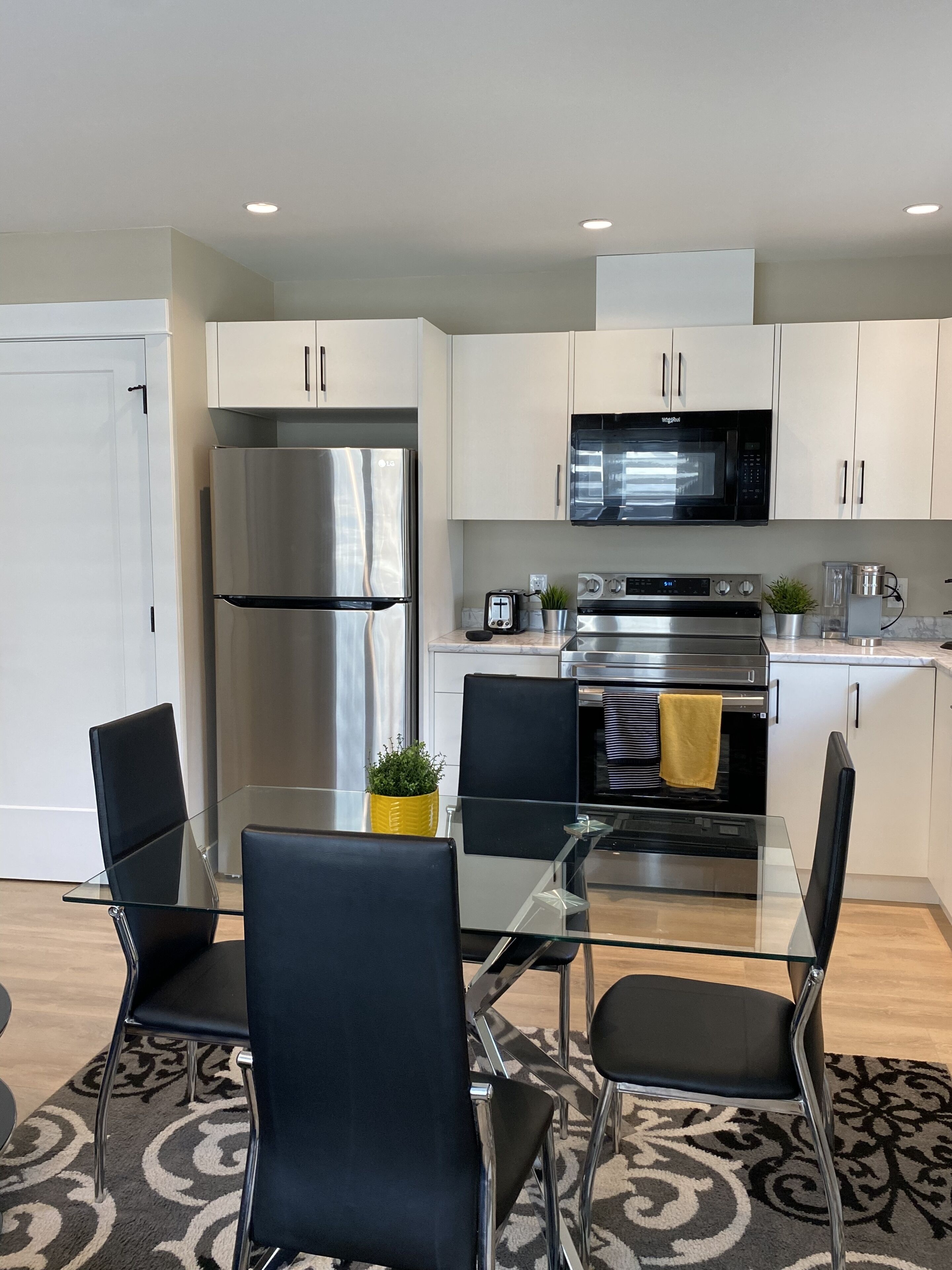 Kjøleskap, mikrobølgeovn, ovn og kokeplater