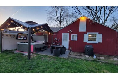 The White House w/ Hot Tub Portage Lakes Fenced Yard Pet-Friendly!