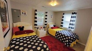 2 habitaciones, escritorio y tabla de planchar con plancha 