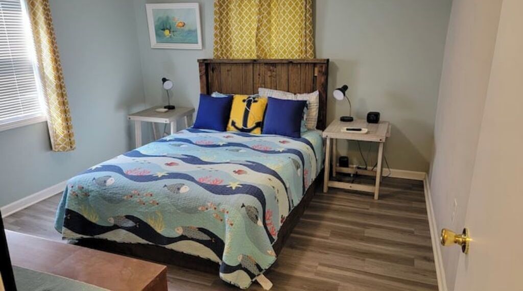 2 chambres, bureau, fer et planche à repasser, lit parapluie