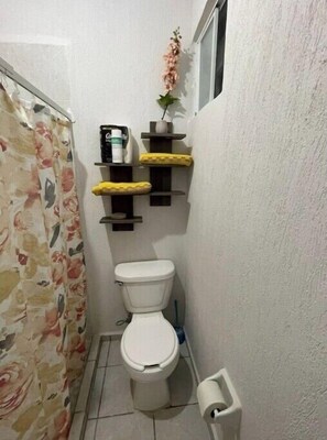 Ducha, toallas, jabón, shampoo