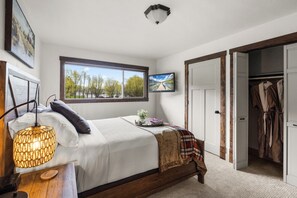 3 bedrooms, desk, iron/ironing board, WiFi