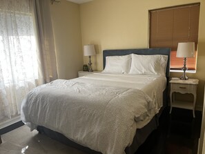 2 habitaciones, escritorio y tabla de planchar con plancha 