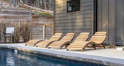 Northwoods Contemporary w/ POOL and HOT TUB!