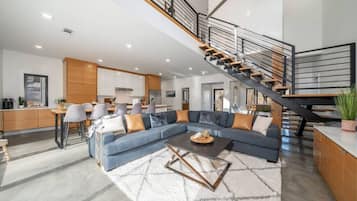 Téléviseur, foyer, table de baby-foot, table de ping-pong