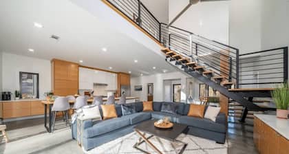 Northwoods Contemporary w/ POOL and HOT TUB!