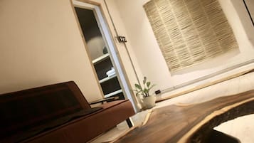 Design-Suite, 1 Schlafzimmer | Wohnbereich | 32-Zoll-LED-Fernseher mit Kabelempfang, Netflix, Streaming-Dienste