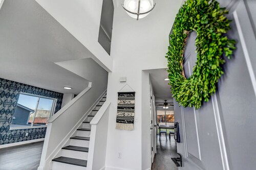 Cozy Roxborough home with hot tub- Mountain View and trails