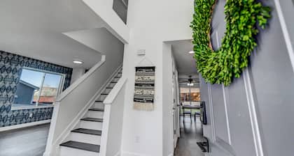 Cozy Roxborough home with hot tub- Mountain View and trails