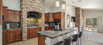 The Tramonto Lodge • Sunset Views • Heated Pool • Fire pit • Fun