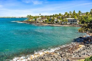 På stranden, solsenger og strandhåndklær
