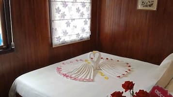 1 bedroom, pillow-top beds, desk, blackout curtains