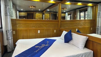1 bedroom, pillow-top beds, desk, blackout curtains