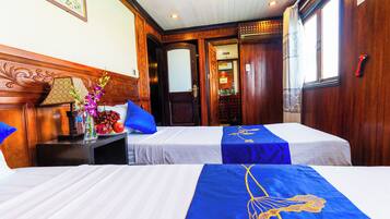 Camas com colchões pillow-top, escrivaninha, cortinas blackout