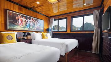 Family Triple Room | Pillowtop beds, desk, blackout drapes, soundproofing