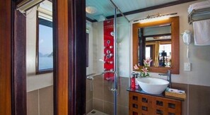 Douche, douche hydromassante, articles de toilette de luxe