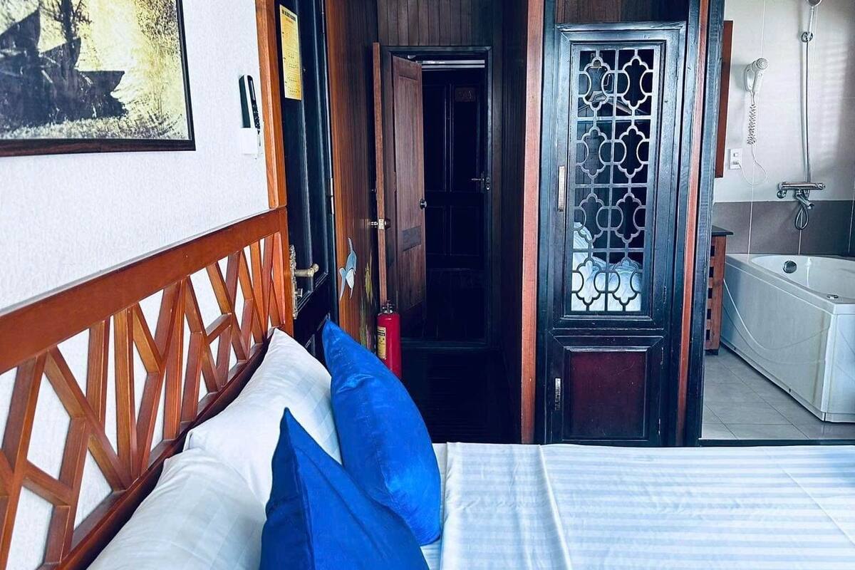 1 bedroom, pillow-top beds, desk, blackout curtains