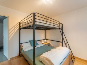 1 soverom, strykejern/-brett og reiseseng for barn