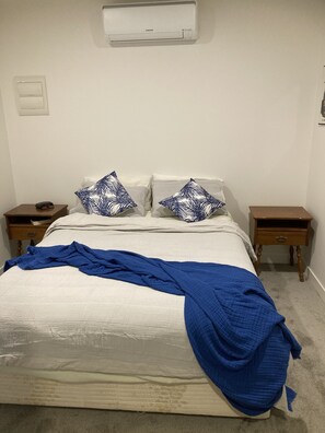 2 bedrooms, iron/ironing board, WiFi