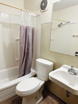 Bathroom - Uptown Motel (Estevan)