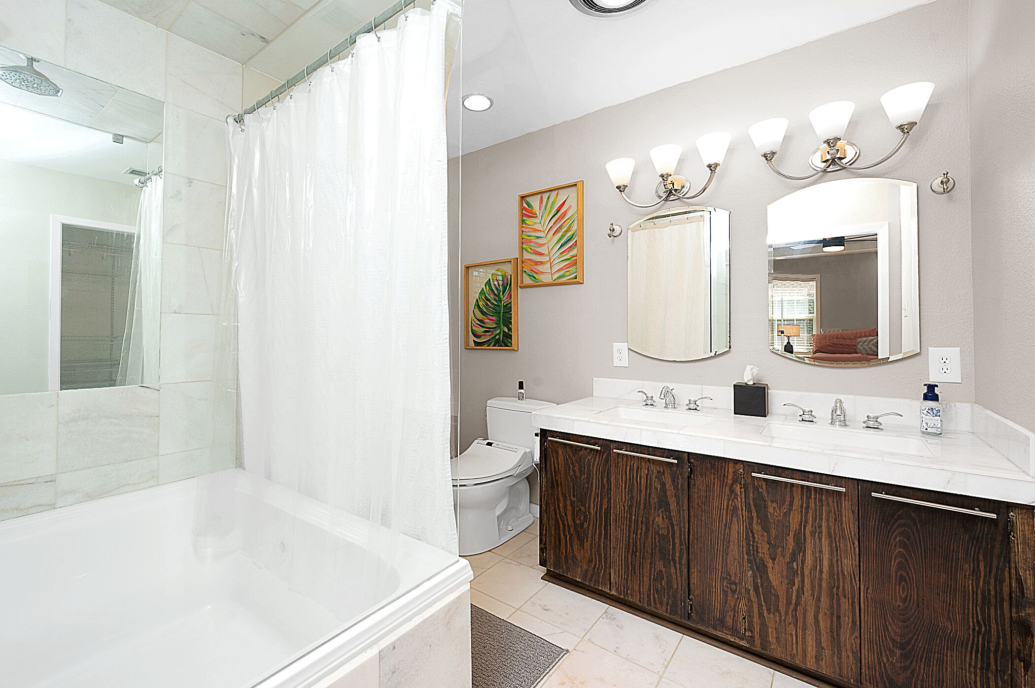 Sèche-cheveux, bidet, serviettes fournies, savon
