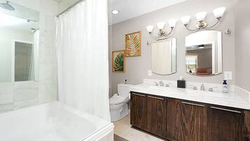 SĂšche-cheveux, bidet, serviettes fournies, savon