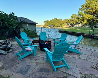 Cedar Creek Lakehouse: Firepit, Lake Access, Hot Tub, and Pet Friendly
