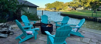 Cedar Creek Lakehouse: Firepit, Lake Access, Hot Tub, and Pet Friendly