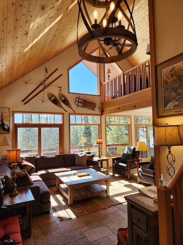 Larchwood Lodge with Lake View, Salt WaterHot Tub and Hiking Trails on 20 acres
