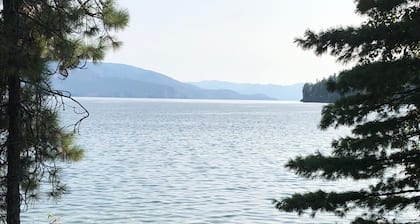 Larchwood Lodge with Lake View, Salt WaterHot Tub and Hiking Trails on 20 acres