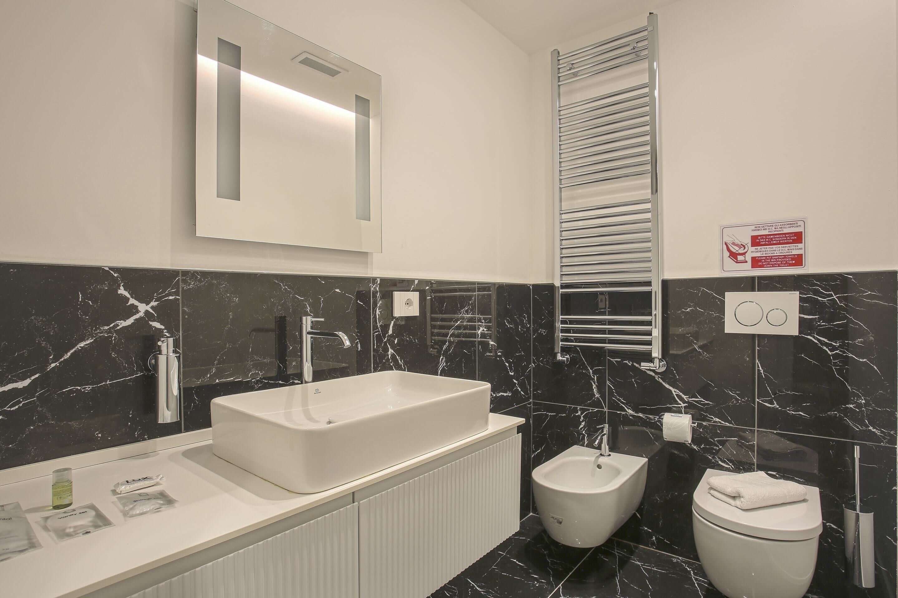 Eenvoudig appartement, meerdere bedden | Badkamer | Een douche, een haardroger, handdoeken, zeep