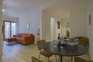 Basic Apartment, Multiple Beds | Dining