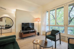 Apartamento básico | Área de estar | TV, serviços de streaming