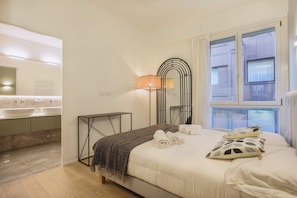 Apartamento básico | 4 quartos, escrivaninha, espaço de trabalho para notebook